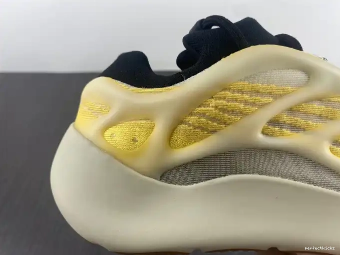 Safflower V3 700 HP5425 Mono Yeezy Adidas 0501